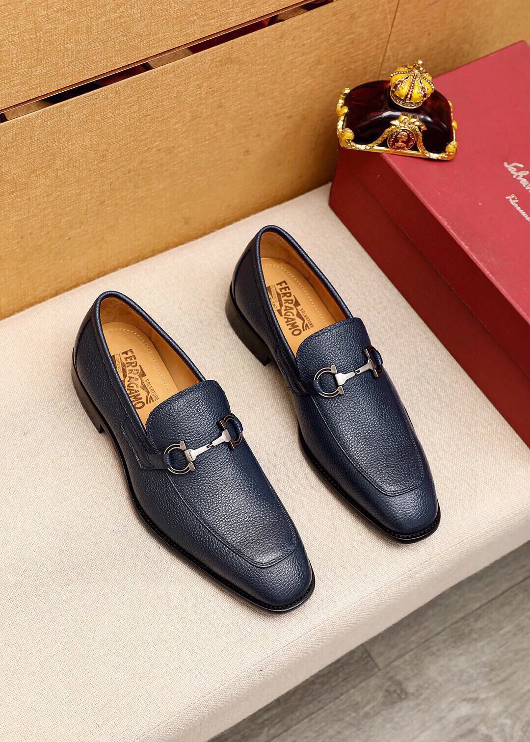 Men's shoes 💰480 💐 Product trademark: Ferragamo "Ferragamo" casual leather shoes Regular size: 38-44 (45🉑️customized) Product materials: Selected imported first-layer pebbled cowhide leather upper + luxury hardware buckle, imported water-dyed cowhide leather lining. Strong three-dimensional visual effect, original outsole Color: 3⃣️colors available